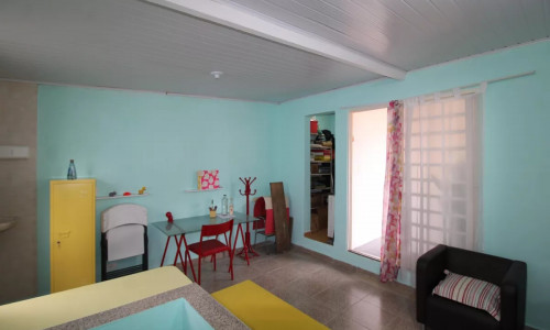 Casa térrea com 02 dormitórios e 02 vagas autos