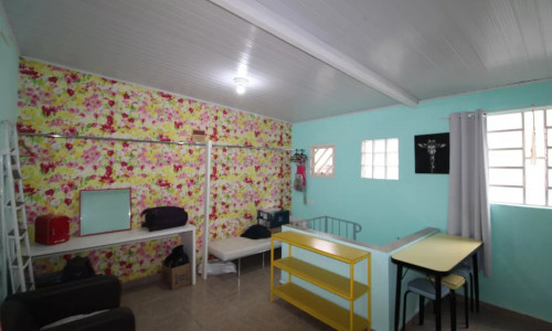 Casa térrea com 02 dormitórios e 02 vagas autos