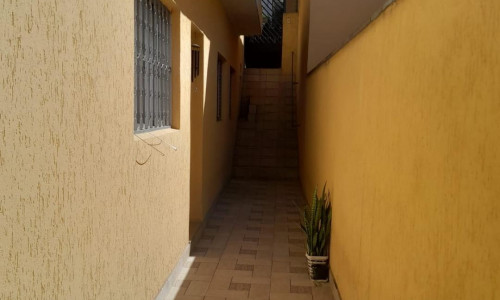 Casa térrea com 02 dormitórios e 02 vagas autos